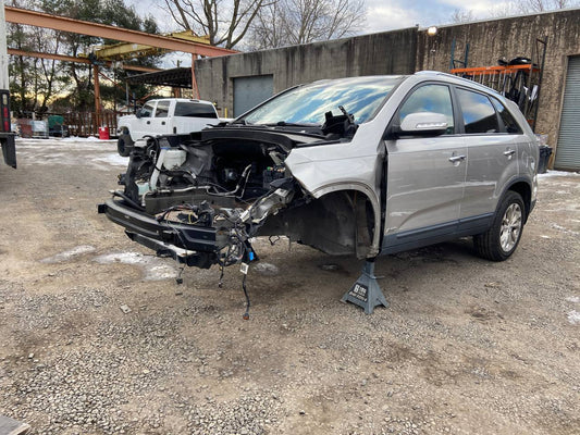 Donor vehicle 2014 Kia Sorento EX Silver - Alshned Auto Parts