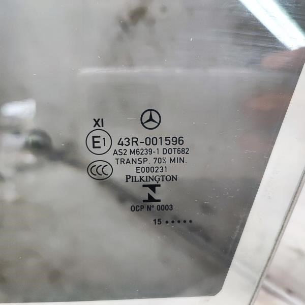 2015-2016 Mercedes-Benz C300 Front Left Side Door Window Glass 205-725-15-00 OEM