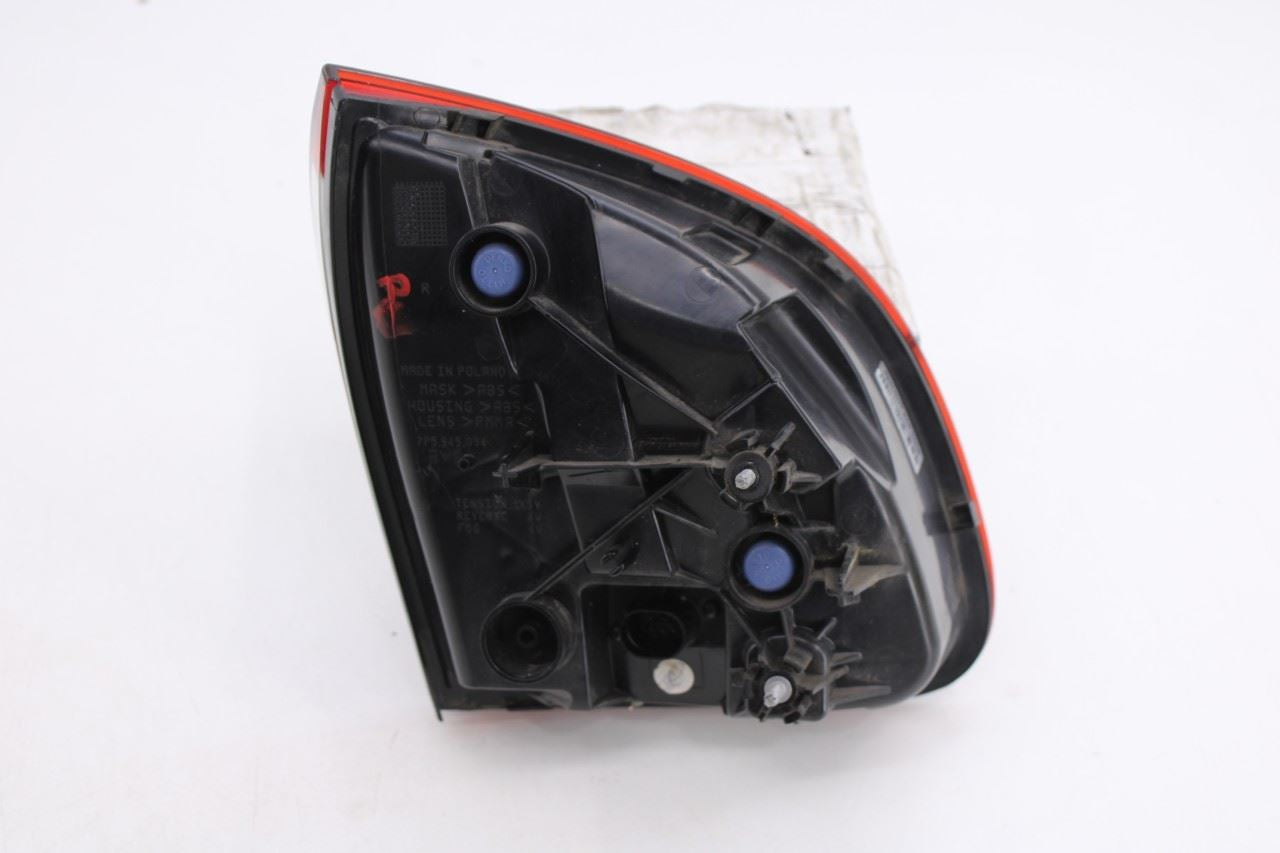 2011-14 Porsche Cayenne S Rear Right Passenger Side Tail Light Lamp 7P5-945-0945