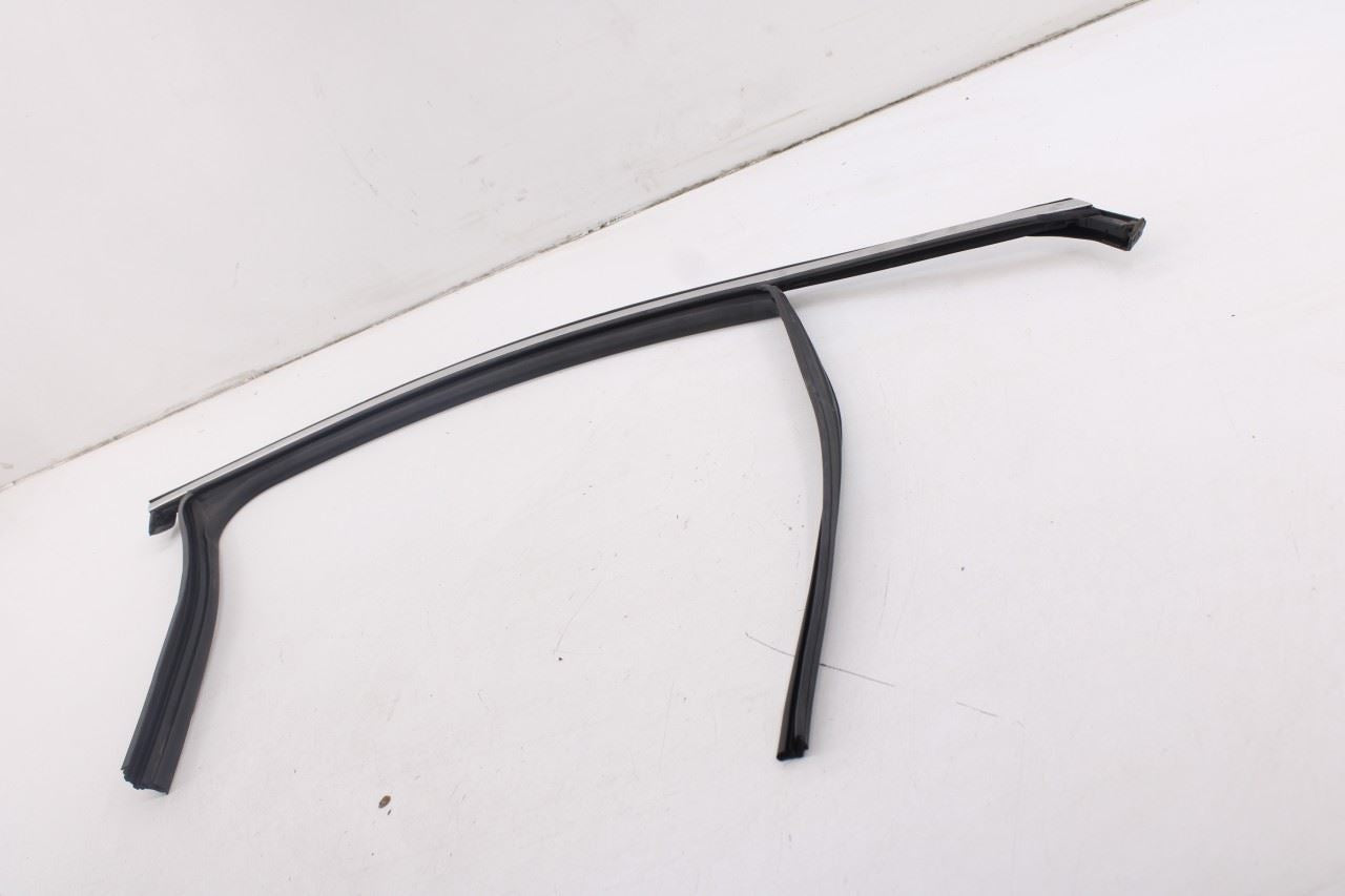 2019-2023 Hyundai Santa Fe SEL Front Right Door Run Channel w/ Belt Weatherstrip3