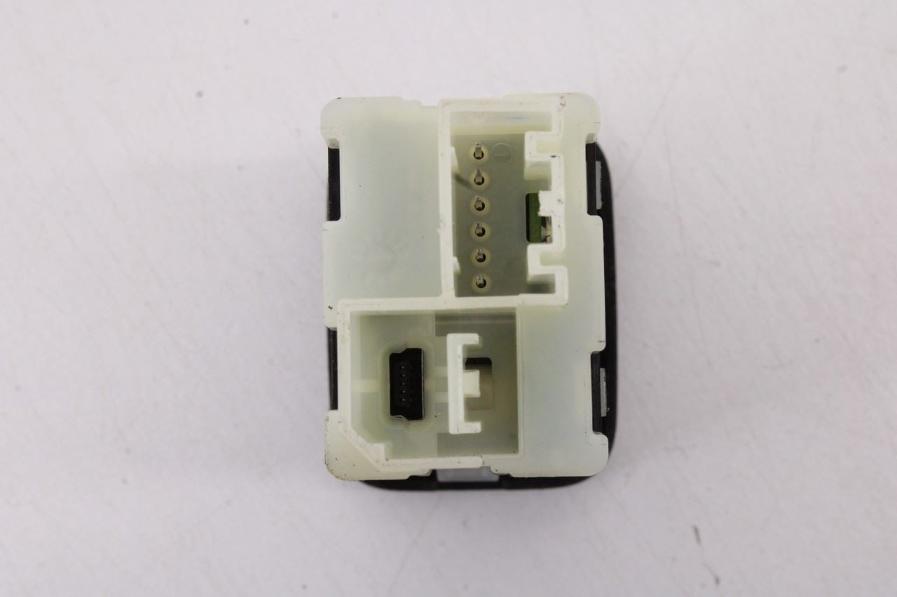 2018-2024 Chevrolet Equinox LT Dash Lower Interface Receptacle Module 135099426
