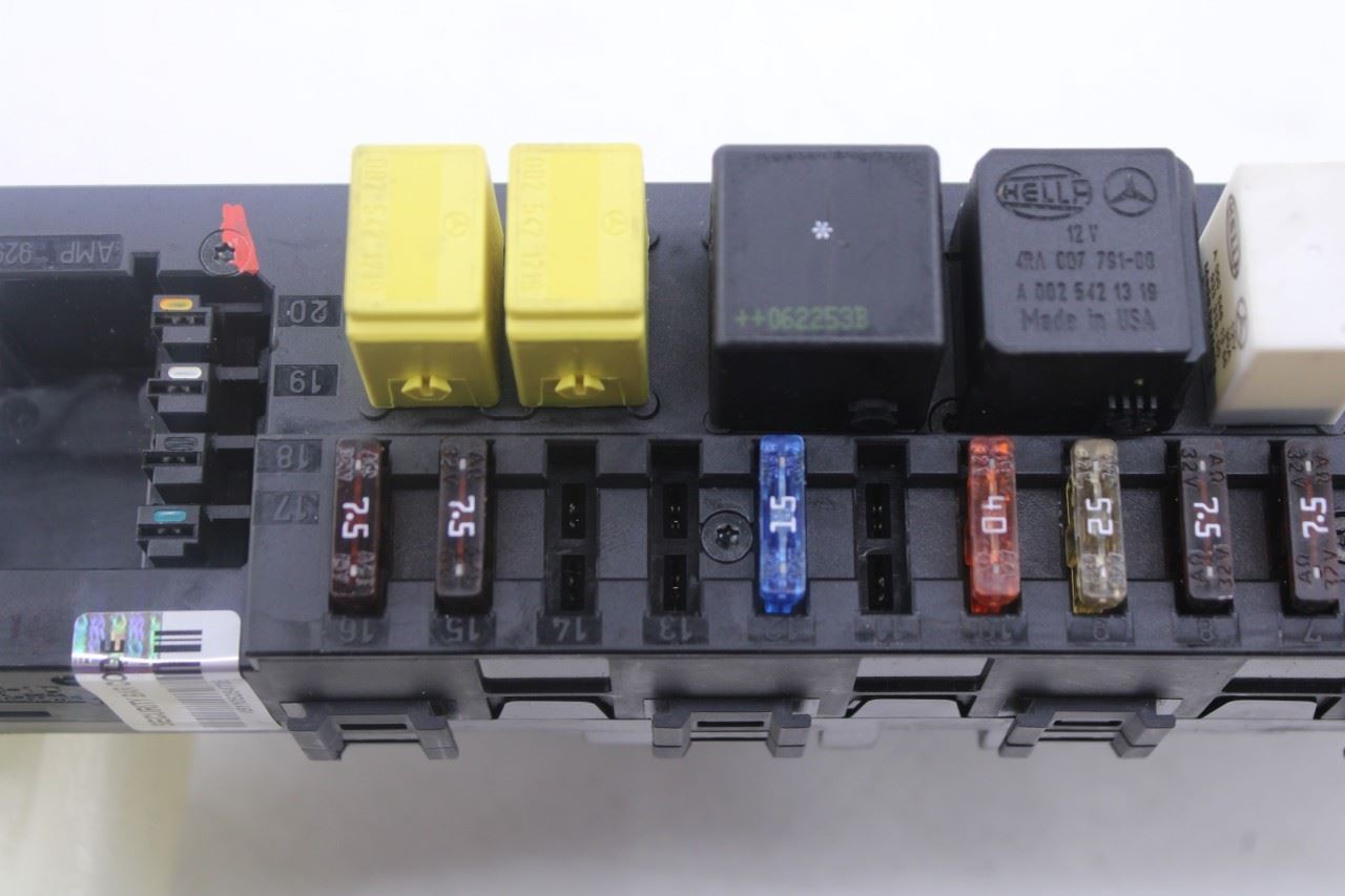 06-09 Mercedes-Benz CLK 350 RWD Rear Trunk SAM Module Fuse Relay Junction Block15