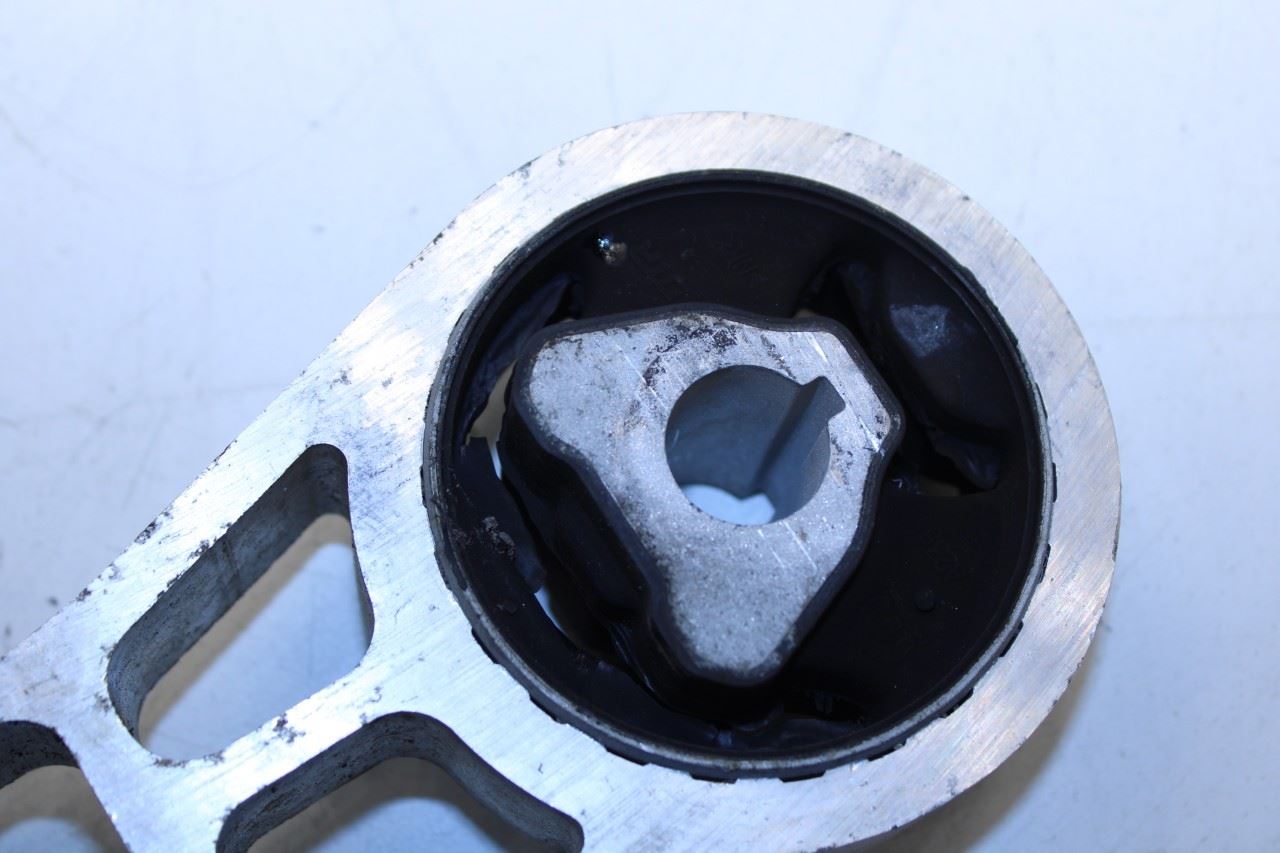 2017-2021 Jeep Renegade 2.4L FWD Engine Torque Strut Mount Bracket 68439294AA - Alshned Auto Parts