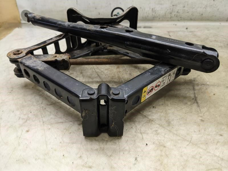 2007-17 Jeep Patriot 2.4L AWD Emergency Lifting Jack w/ Wheel Wrench 05105920AB5