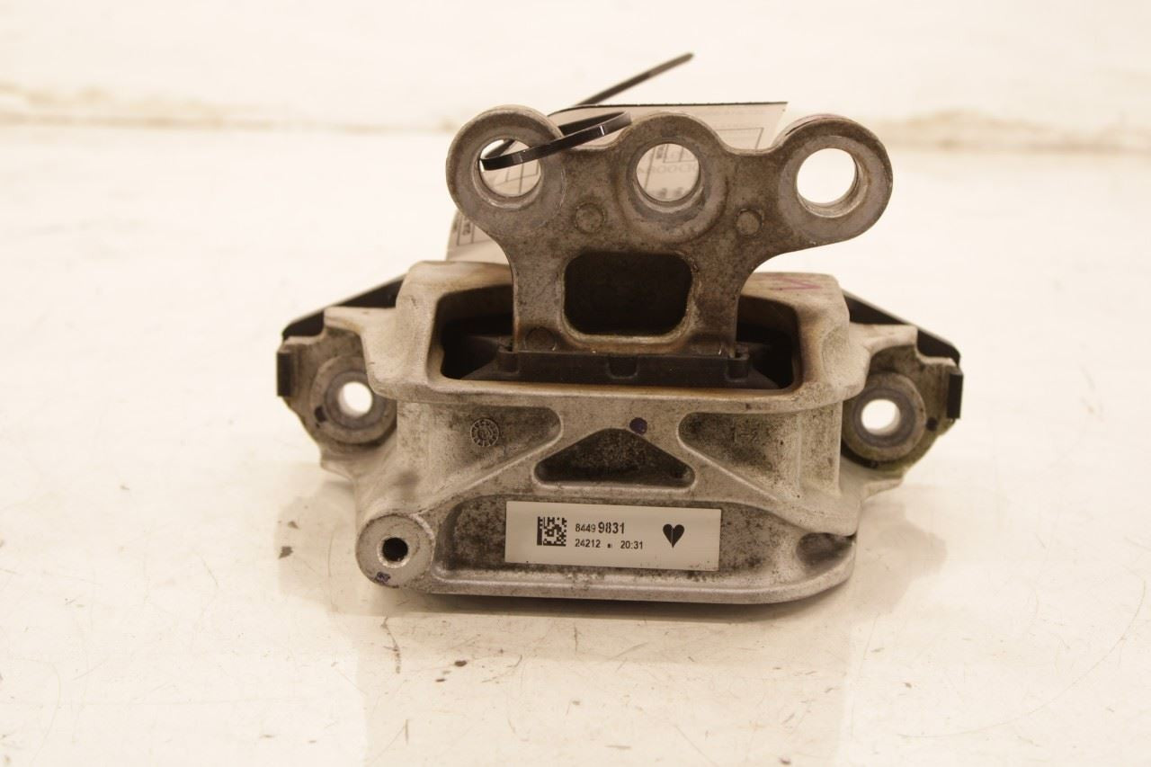 2017-2023 GMC Acadia SLT-1 3.6L AWD Right Side Engine Mount Bracket 84499831 OEM - Alshned Auto Parts