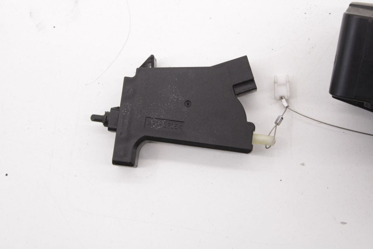 2015-2020 Kia Sorento EX 3.3L Fuel Tank Filler Housing Door Lid Cover OEM *ReaD* - Alshned Auto Parts
