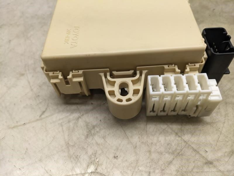 2007-2009 Lexus RX350 3.5L Rear Trunk Fuse Relay Junction Box 82670-48050 OEM - Alshned Auto Parts