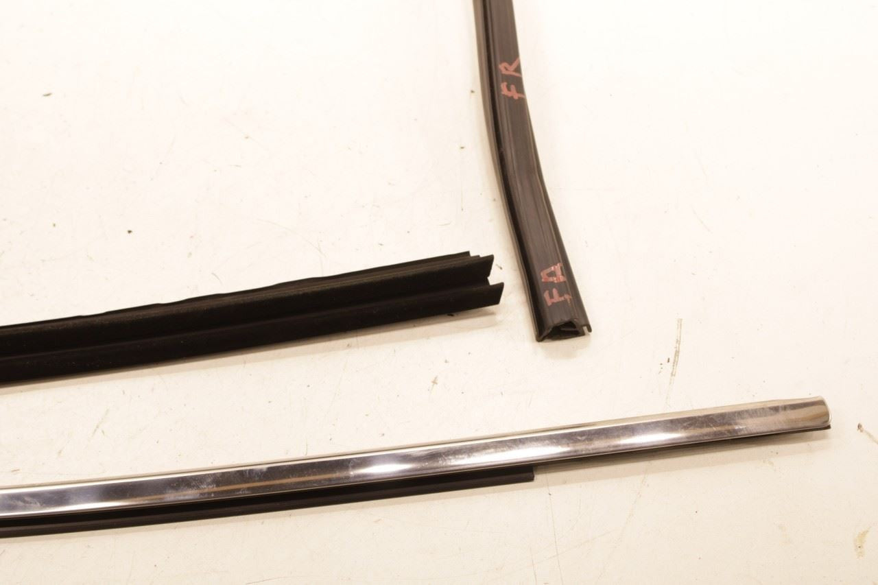 14-22 Jeep Cherokee Latitude Front Right Door Run Channel w/ Belt Weatherstrips - Alshned Auto Parts