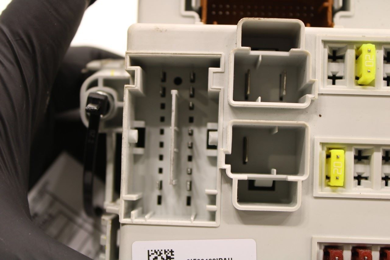 2019 Jeep Cherokee Latitude 3.2L Cabin BCM Body Control Module Fuse Relay Block - Alshned Auto Parts