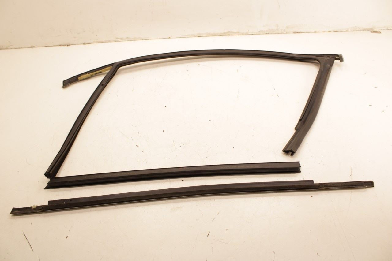14-22 Jeep Cherokee Latitude Front Right Door Run Channel w/ Belt Weatherstrips - Alshned Auto Parts
