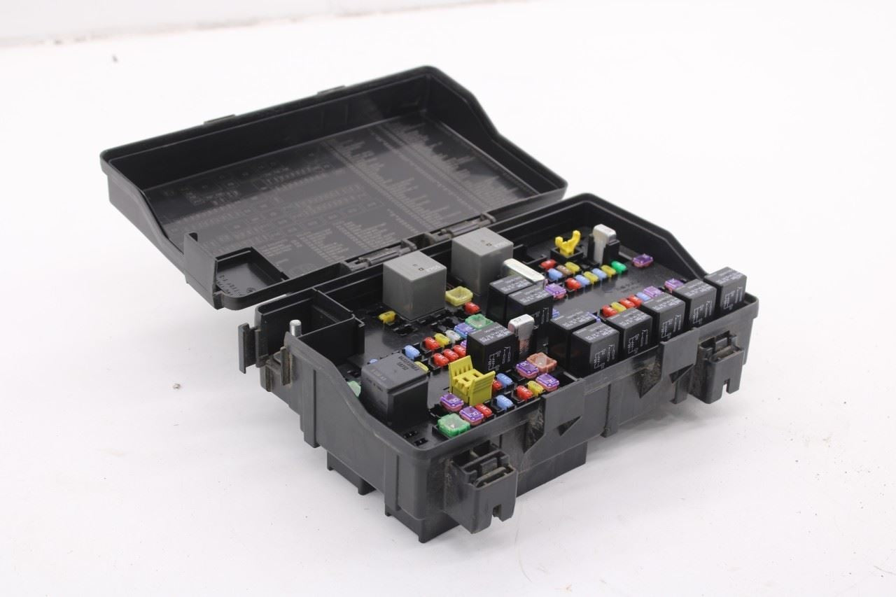 2015 Dodge Durango SXT 3.6L Totally Integrated Power Distribution Fuse Relay Box3