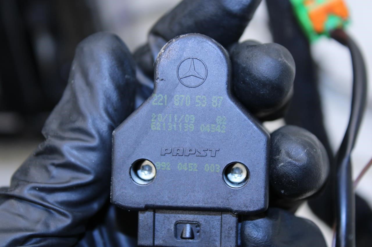 07-13 Mercedes-Benz S550 Front RH Seat Lower Frame w/ Cushion 221-910-04-80 OEM - Alshned Auto Parts