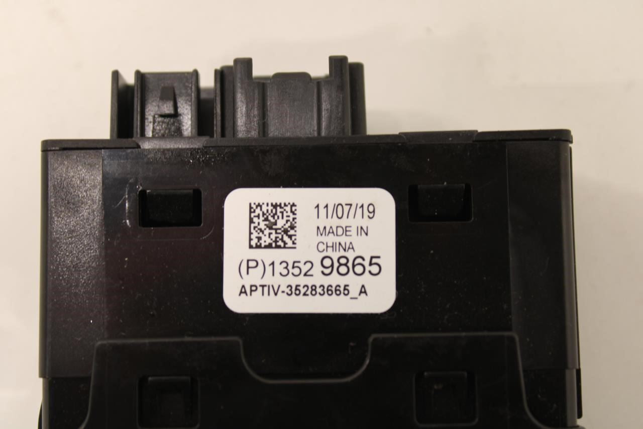 19-24 Chevrolet Equinox LT Center Console USB HUB Audio Auxiliary Jack 13529865 - Alshned Auto Parts