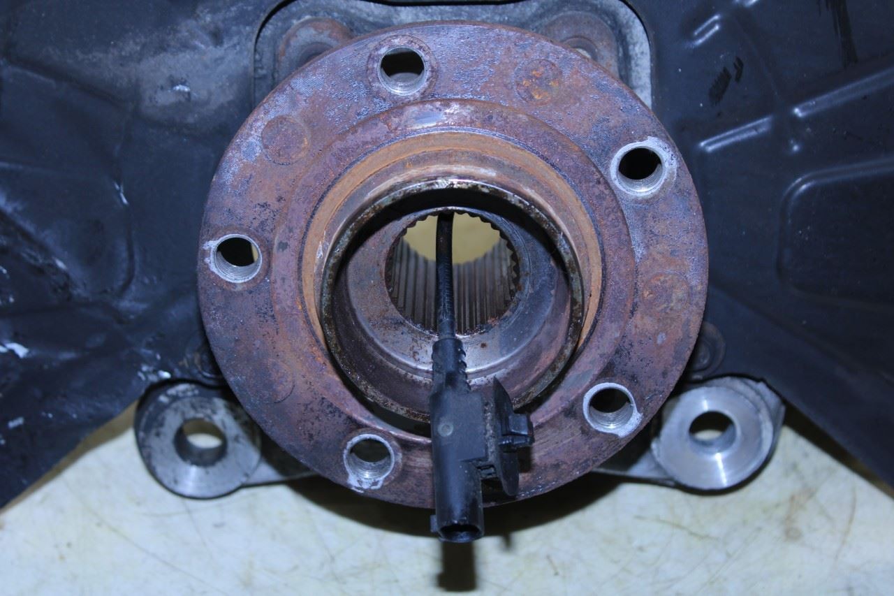 2014-18 Jeep Cherokee 75th Anniversary Front Right Spindle Knuckle Hub 4877206AE - Alshned Auto Parts