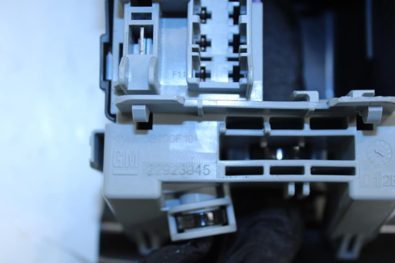 18-24 Chevrolet Equinox Rear Compartment Cabin Fuse Relay Junction Box 22923945 - Alshned Auto Parts