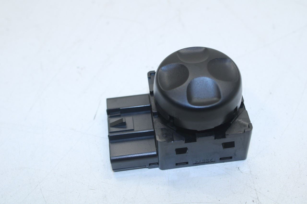 2017-20 Maserati Ghibli Front Right Side Power Seat Adjustment Switch 673000296 - Alshned Auto Parts