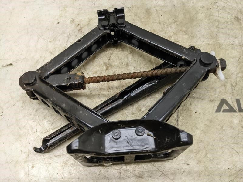 2007-17 Jeep Patriot 2.4L AWD Emergency Lifting Jack w/ Wheel Wrench 05105920AB2