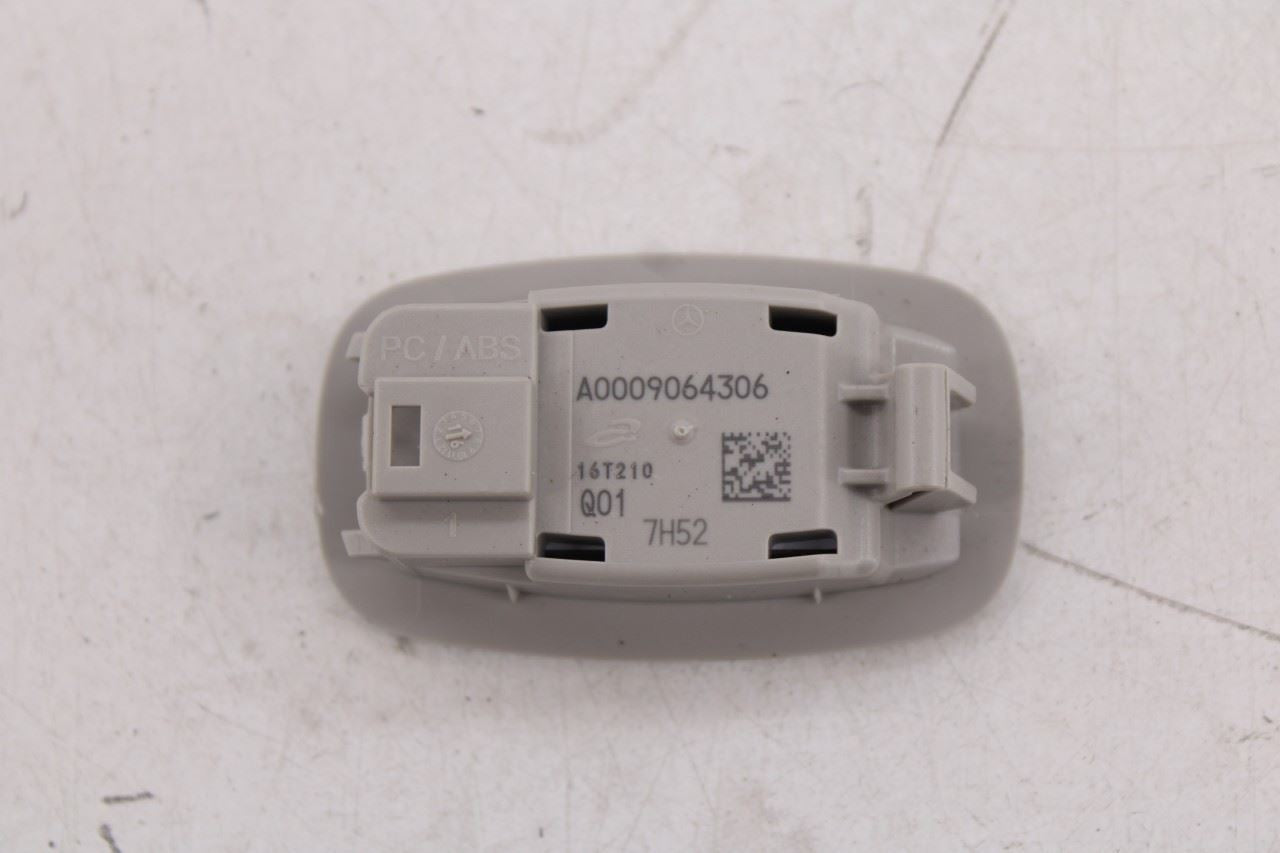 2015-2018 Mercedes-Benz C300 4Matic Inner Front Roof Overhead Console 000900900719