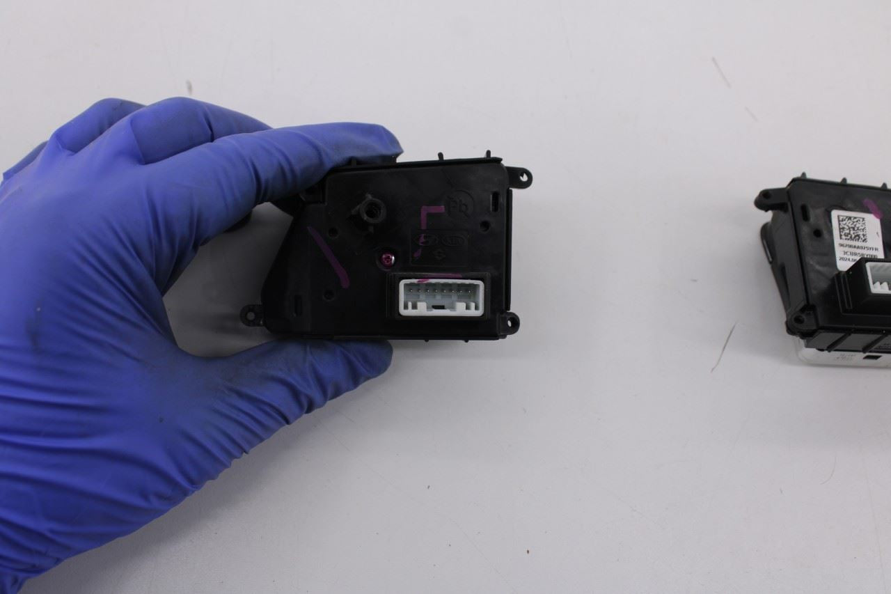 24-25 Hyundai Elantra SE Steering Wheel Cruise Control and Multi Switch Buttons3