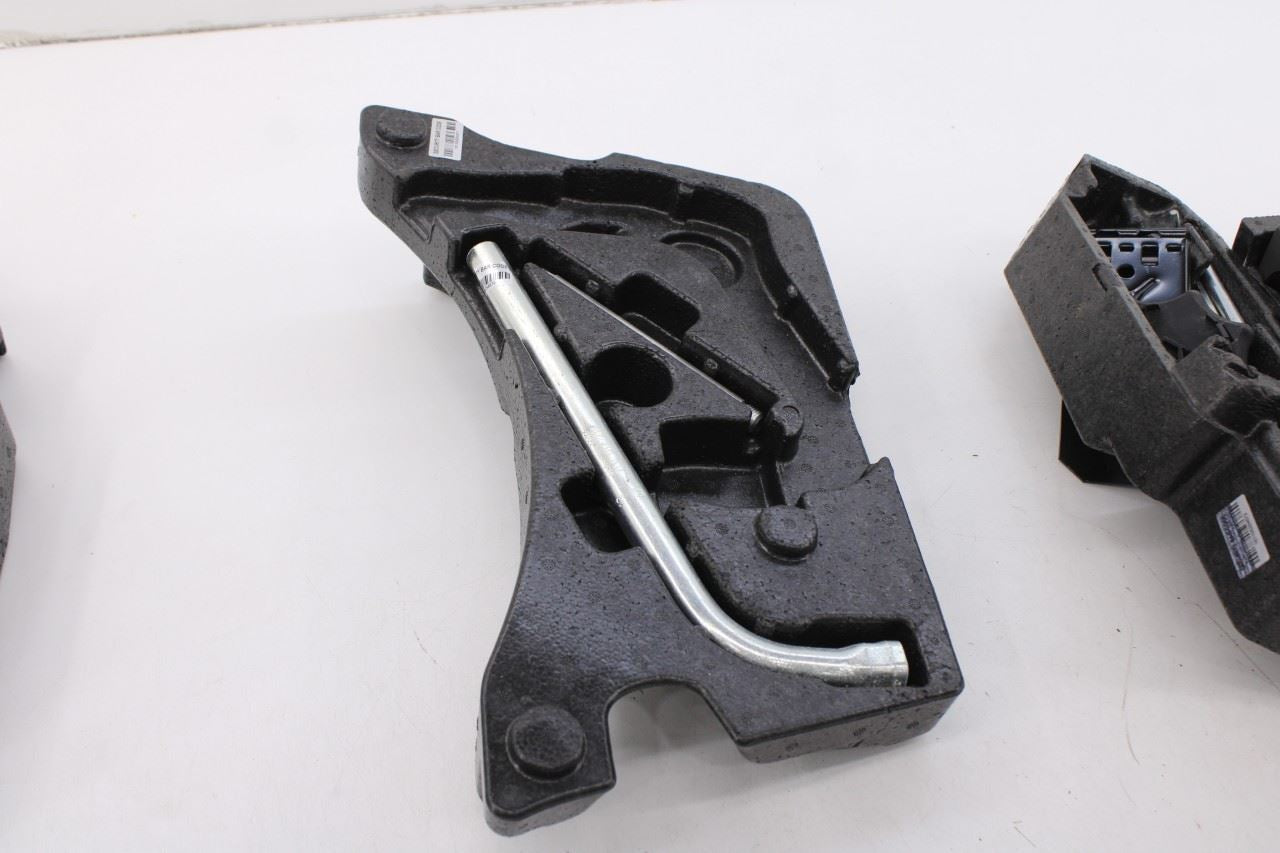 2011-18 Porsche Cayenne S Lifting Jack and Tool Kit w/ Containers and Compressor5