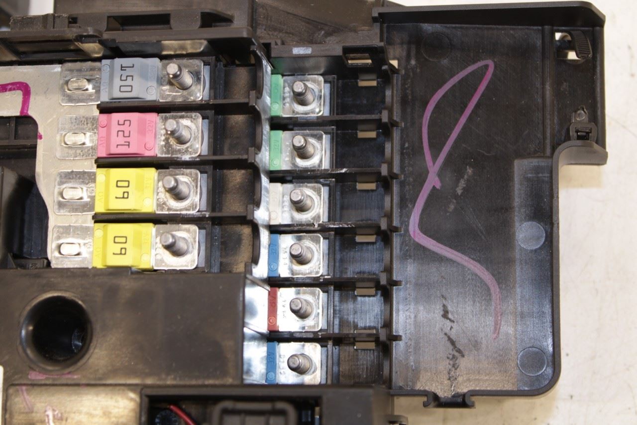 11-18 Porsche Cayenne Platinum AWD Engine Battery Junction Fuse Relay Box *ReaD* - Alshned Auto Parts