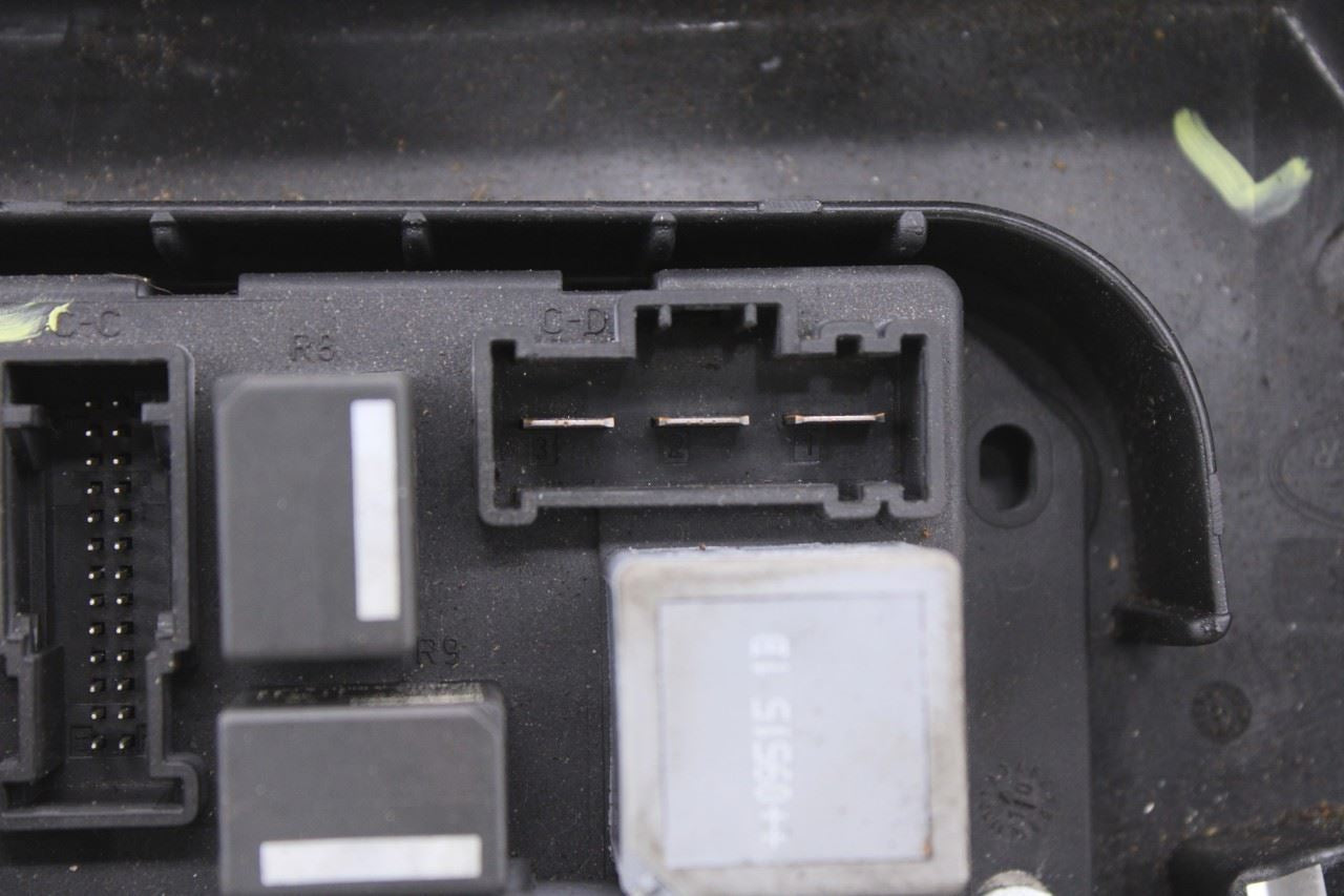2010-2012 Land Rover Range Rover HSE 5.0L 4WD Engine Fuse Relay Junction Block - Alshned Auto Parts