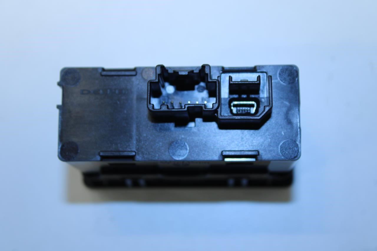 19-24 Chevrolet Equinox LT Center Console USB HUB Audio Auxiliary Jack 13529865 - Alshned Auto Parts