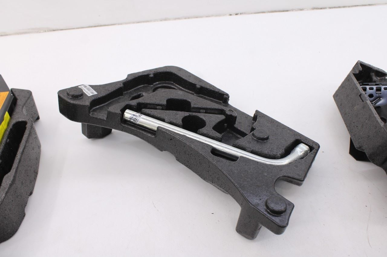 2011-18 Porsche Cayenne S Lifting Jack and Tool Kit w/ Containers and Compressor6