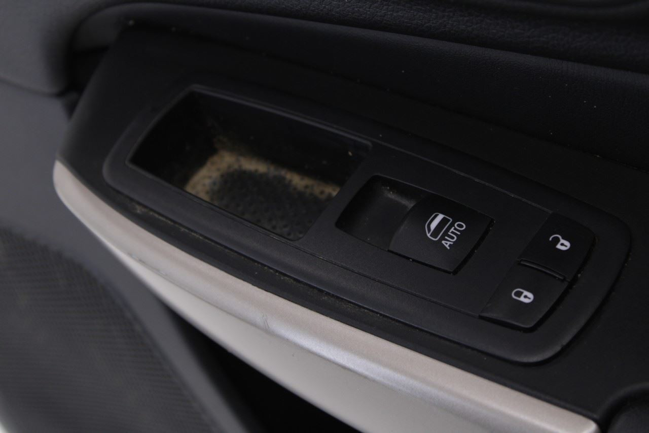 2017-2018 Jeep Cherokee Limited Front Right Side Door Trim Panel 6MD222X9AA OEM - Alshned Auto Parts