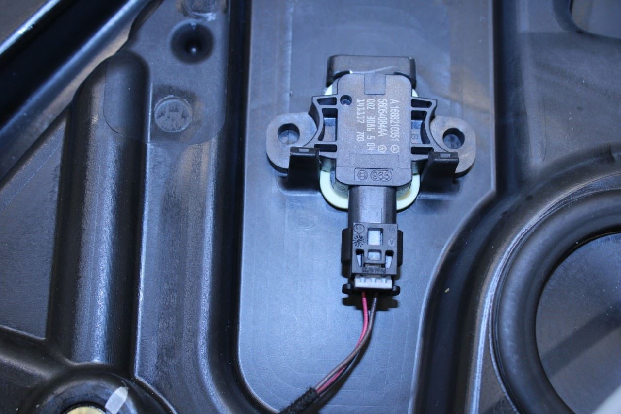 12-15 Mercedes-Benz ML350 FR RH Door Window Regulator w/ Carrier Plate and Motor - Alshned Auto Parts