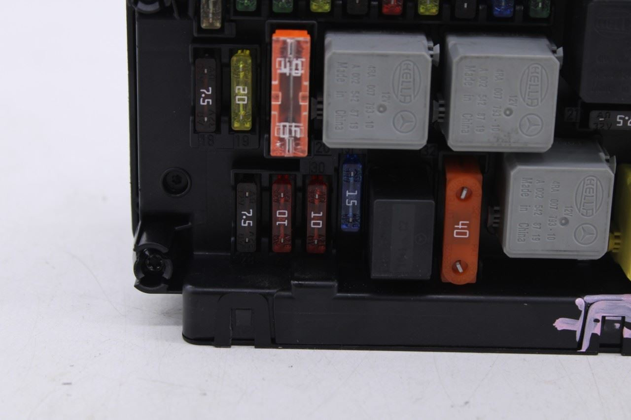 10-13 Mercedes-Benz E350 Luxury 3.5L Front SAM Fuse Relay Junction Block *ReaD*6