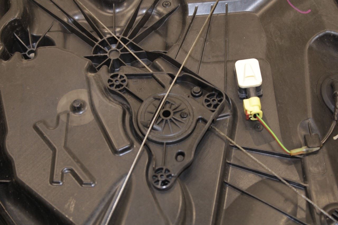 11-18 Porsche Cayenne Platinum Front Right Door Window Regulator w Carrier Plate - Alshned Auto Parts