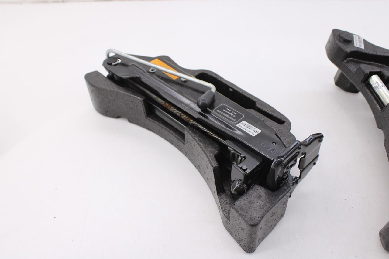 2011-18 Porsche Cayenne S Lifting Jack and Tool Kit w/ Containers and Compressor4