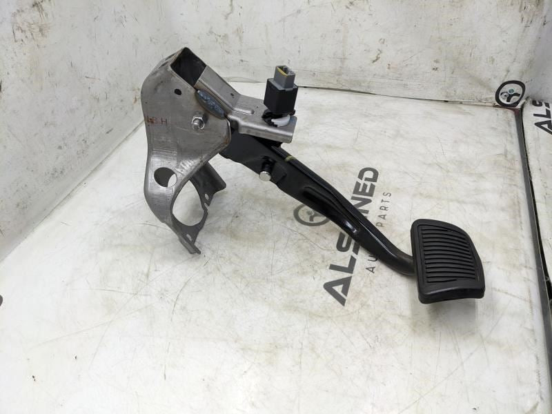 16-18 Hyundai Elantra SE Brake Pedal w/ Bracket and Stop Light Switch 32810F22104