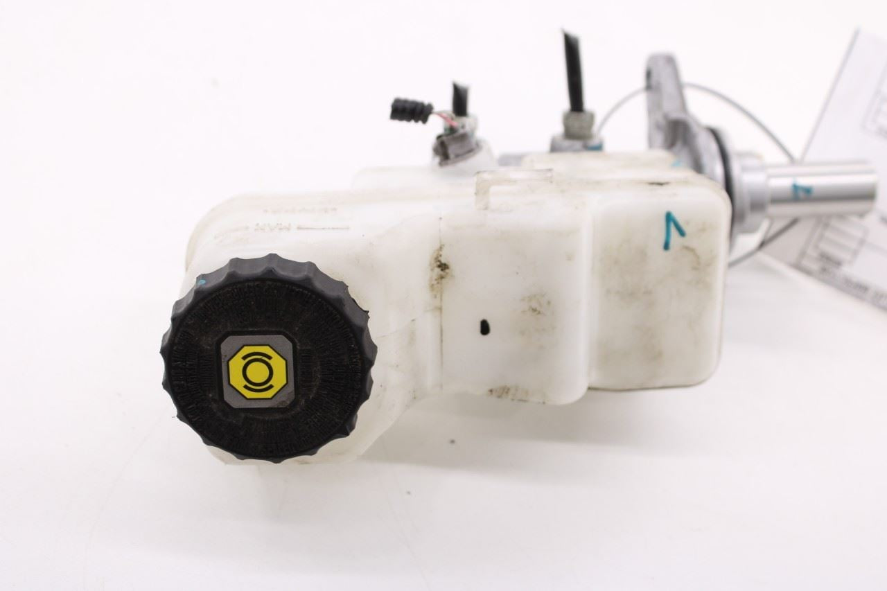 2019-2024 Toyota Corolla LE 2.0L Brake Master Cylinder w/ Reservoir 47201-02860 3
