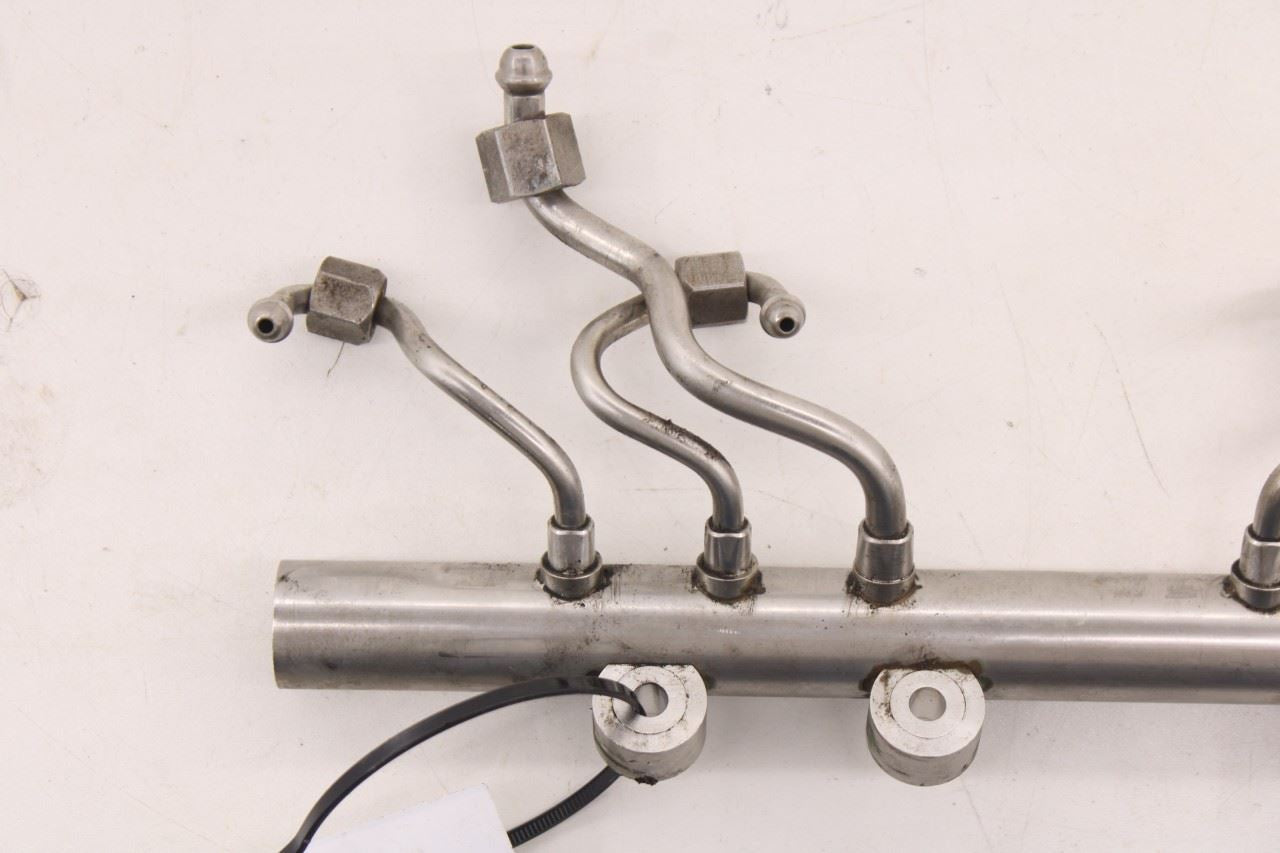 13-15 BMW 750i xDrive 4.4L Twin Turbo RH Side High Pressure Fuel Injection Rail2