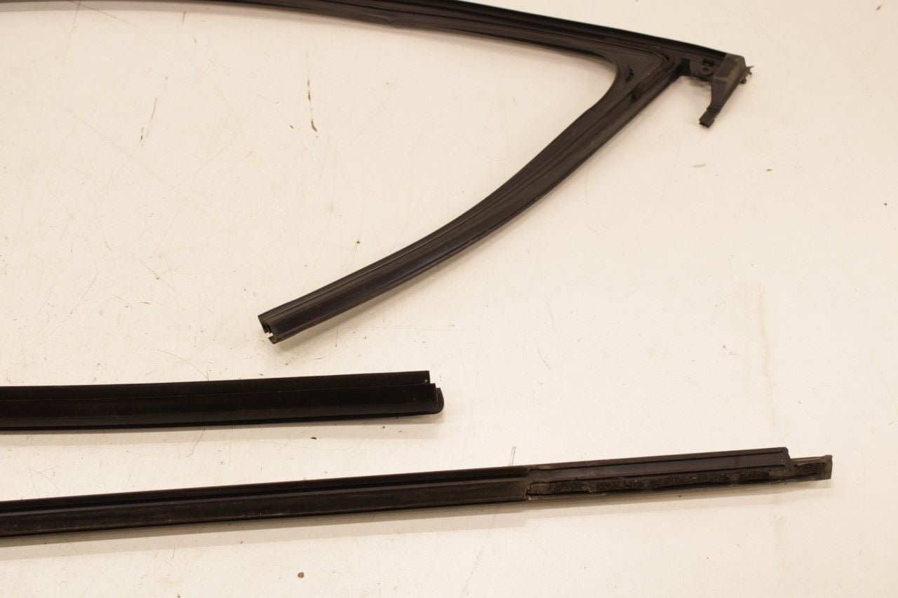 17-19 GMC Acadia SLT-1 Front Right Door Run Channel w/ Belt Molding Weatherstrip - Alshned Auto Parts