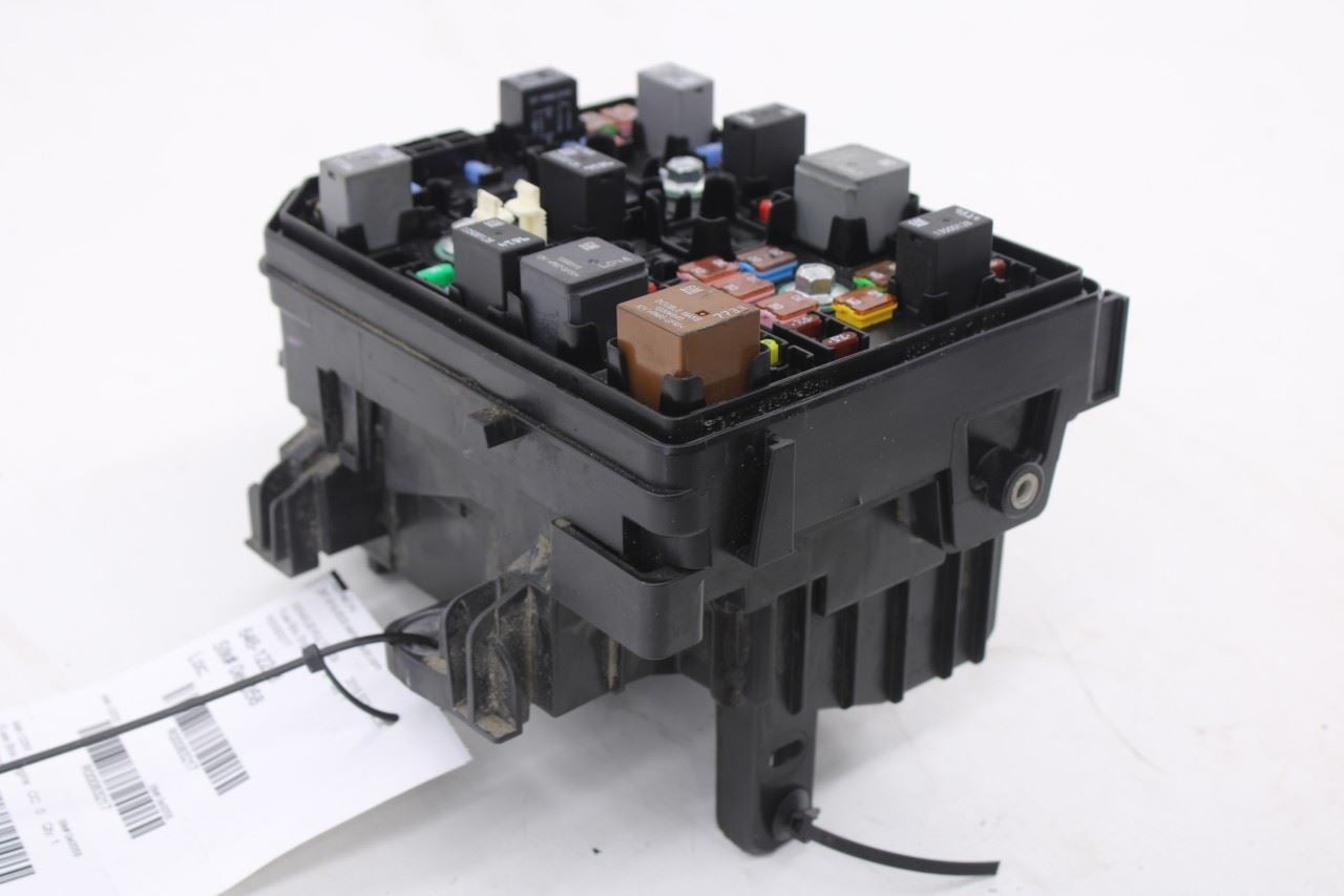 2018-21 Chevrolet Equinox LT 1.5L Engine Bay Fuse Relay Junction Block 232466827