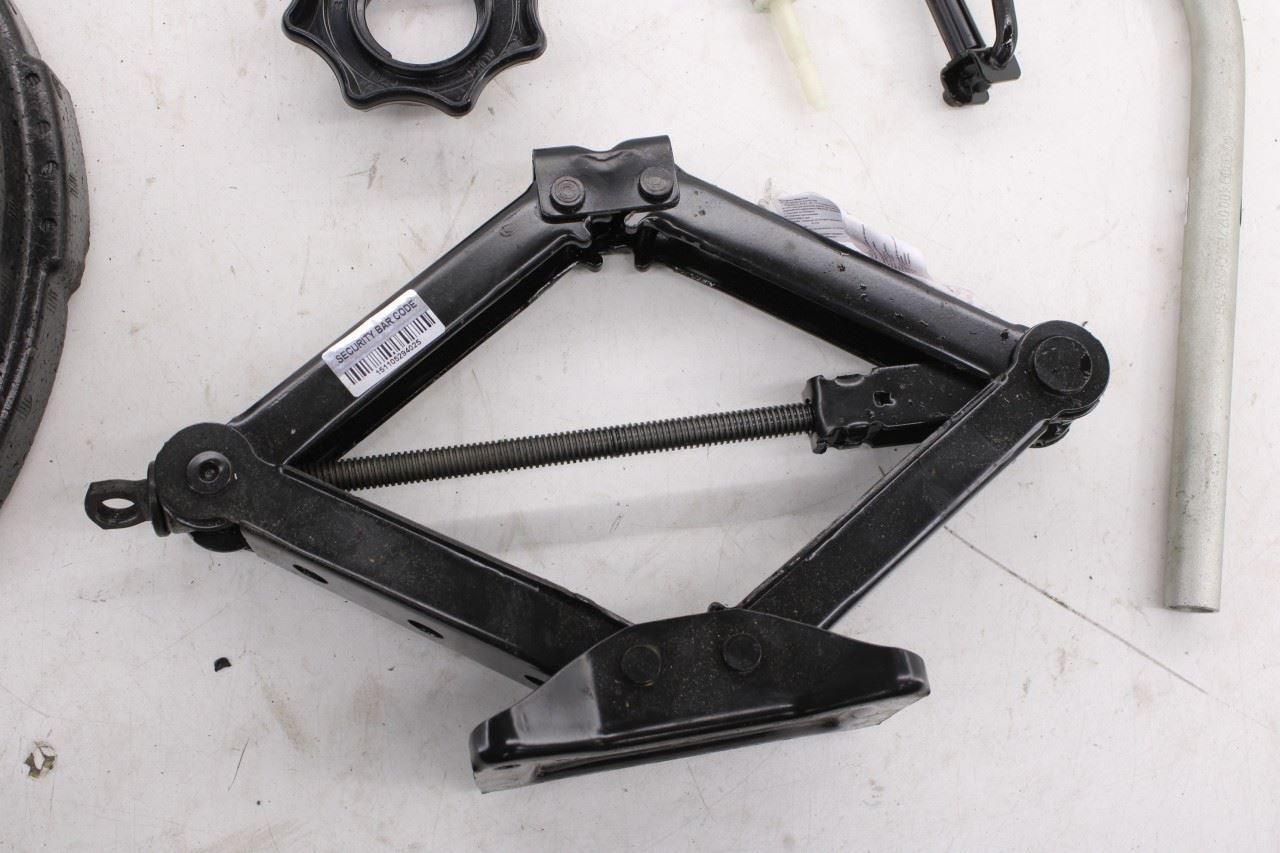 16-18 Volkswagen Jetta Sport FWD Lift Jack and Tool Kit w/ Foam Holder Container8