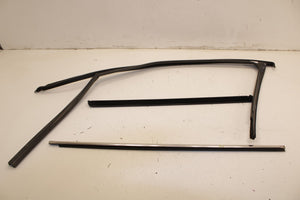 2018 Volkswagen Atlas S FR RH Door Run Channel w/ Belt Molding and Weatherstrip