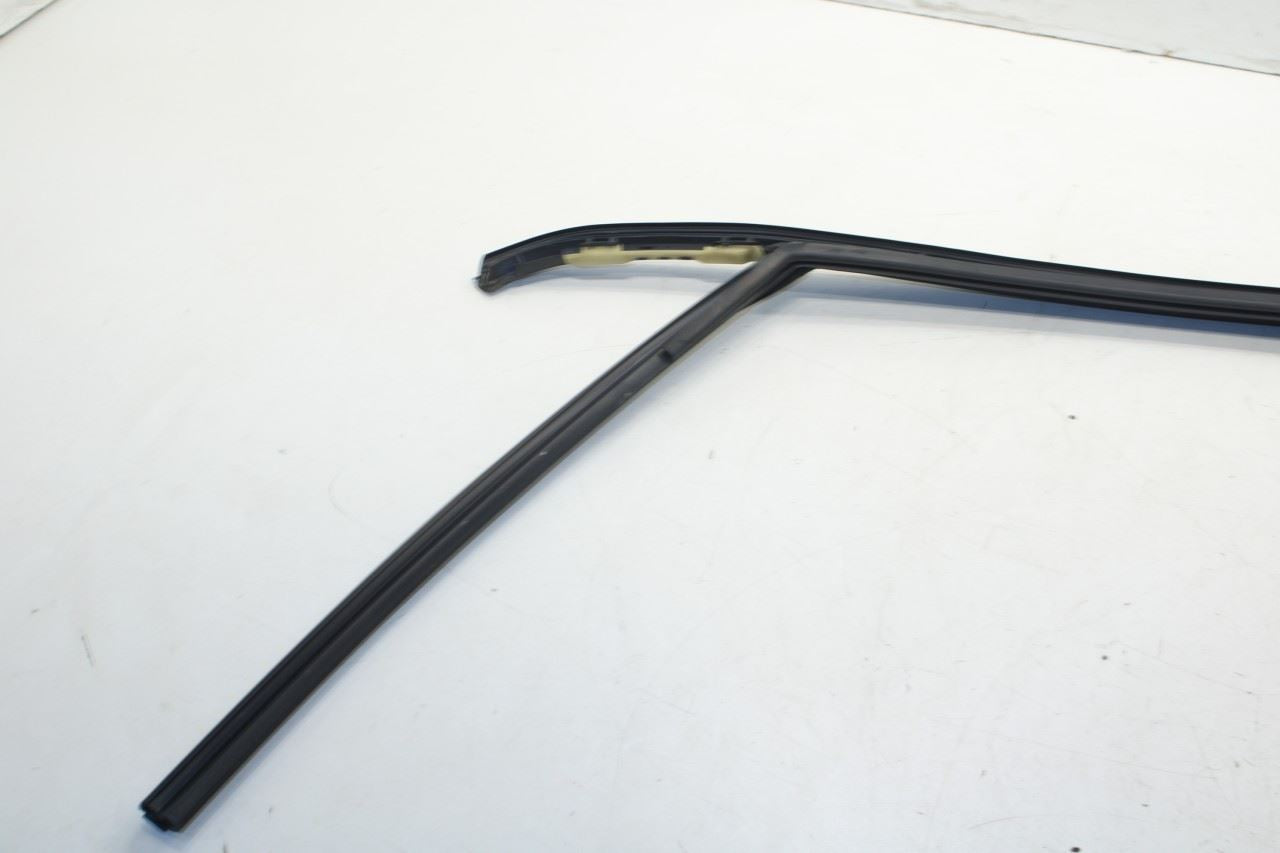 2014-23 Jeep Cherokee Front Right Door Run Channel w/ Belt Molding Weatherstrip - Alshned Auto Parts
