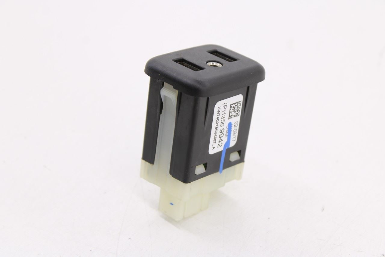 2018-2024 Chevrolet Equinox LT Dash Lower Interface Receptacle Module 135099424