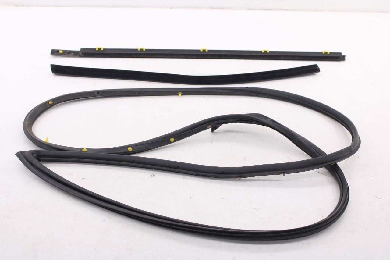 2019-21 Hyundai Veloster Front Right Door Weatherstrip w/ Belt Weatherstrip Set0