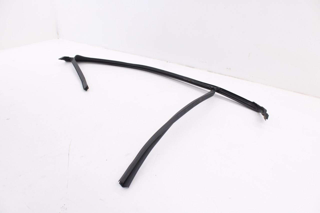 2018-2024 Chevrolet Equinox LT Front Left Door Run Channel w/ Door Weatherstrip3