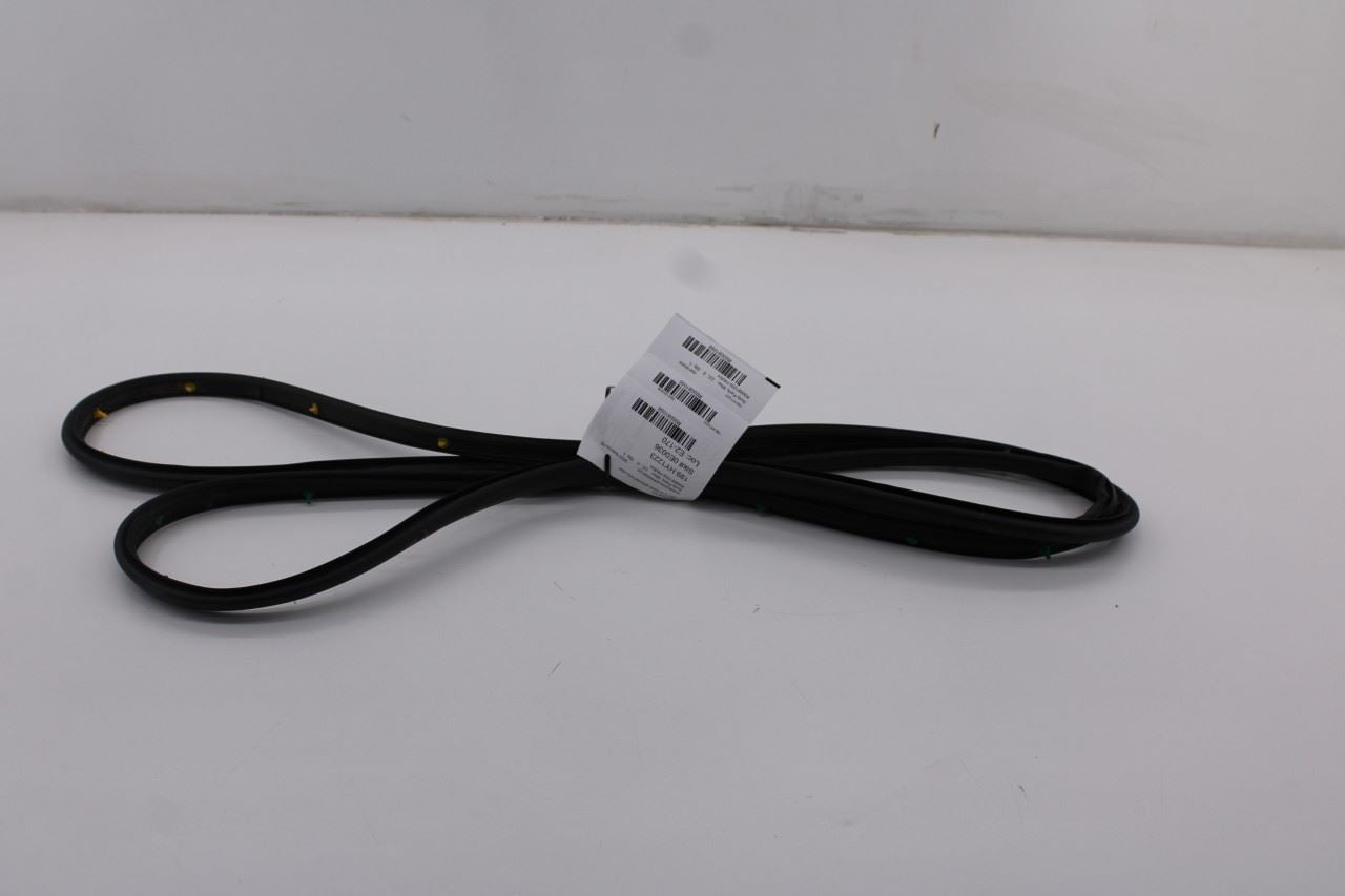 2020-23 Hyundai Santa Fe SEL Front Right Side Door Weatherstrip Seal 82140-S20003