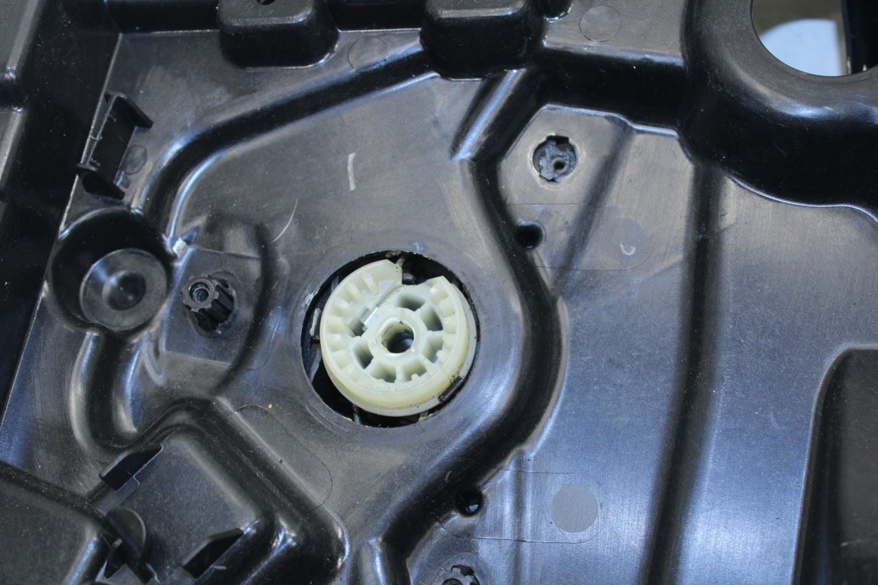 2017-19 Alfa Romeo Giulia Ti RR RH Door Window Regulator w/ Carrier 00505514910 - Alshned Auto Parts