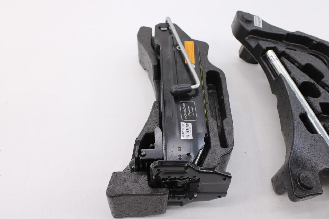 2011-18 Porsche Cayenne S Lifting Jack and Tool Kit w/ Containers and Compressor3