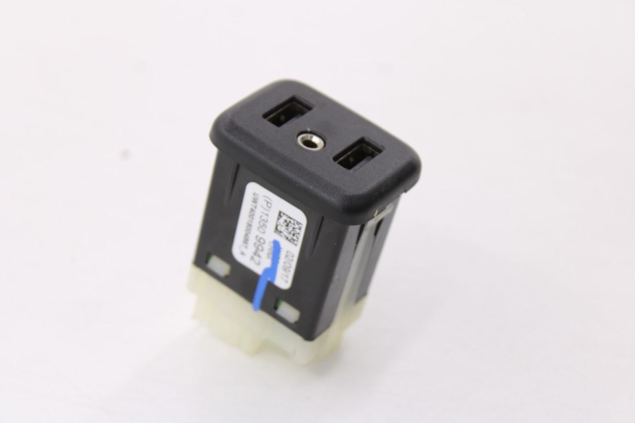 2018-2024 Chevrolet Equinox LT Dash Lower Interface Receptacle Module 135099422