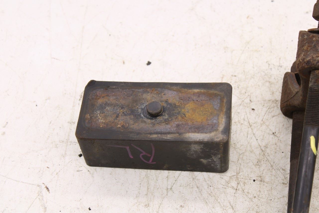 14-19 Chevrolet Silverado 1500 Rear RH and LH Leaf Spring Anchor Plate 228345083
