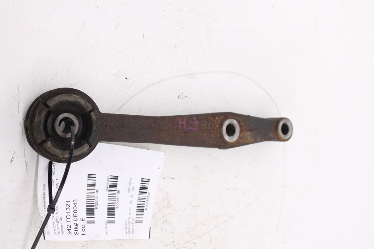 05-23 Toyota Tacoma SR5 3.5L Front Right Side Axle Differential Support Bracket6